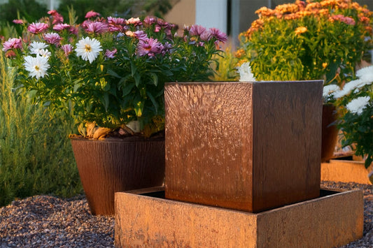 Gartenbrunnen aus Cortenstahl "Le Cube" in Cortenstahlbecken