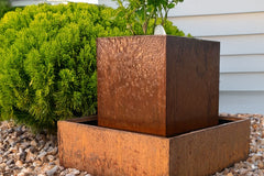 Gartenbrunnen aus Cortenstahl "Le Cube" in Cortenstahlbecken