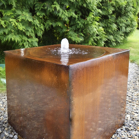 Gartenbrunnen aus Cortenstahl "Le Cube" in Cortenstahlbecken