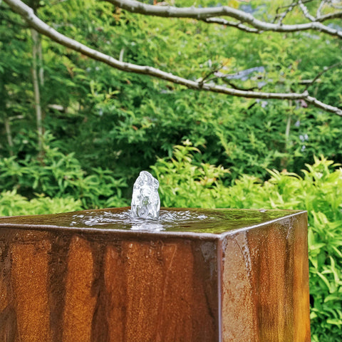 Gartenbrunnen aus Cortenstahl "Le Cube" in Cortenstahlbecken