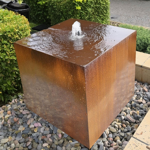 Gartenbrunnen aus Cortenstahl "Le Cube" in Cortenstahlbecken