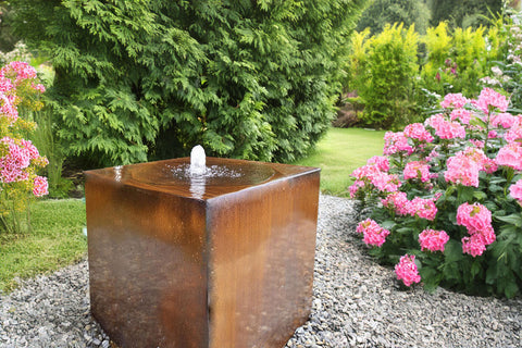 Gartenbrunnen aus Cortenstahl "Le Cube" in Cortenstahlbecken