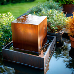 Gartenbrunnen aus Cortenstahl "Le Cube" in Cortenstahlbecken